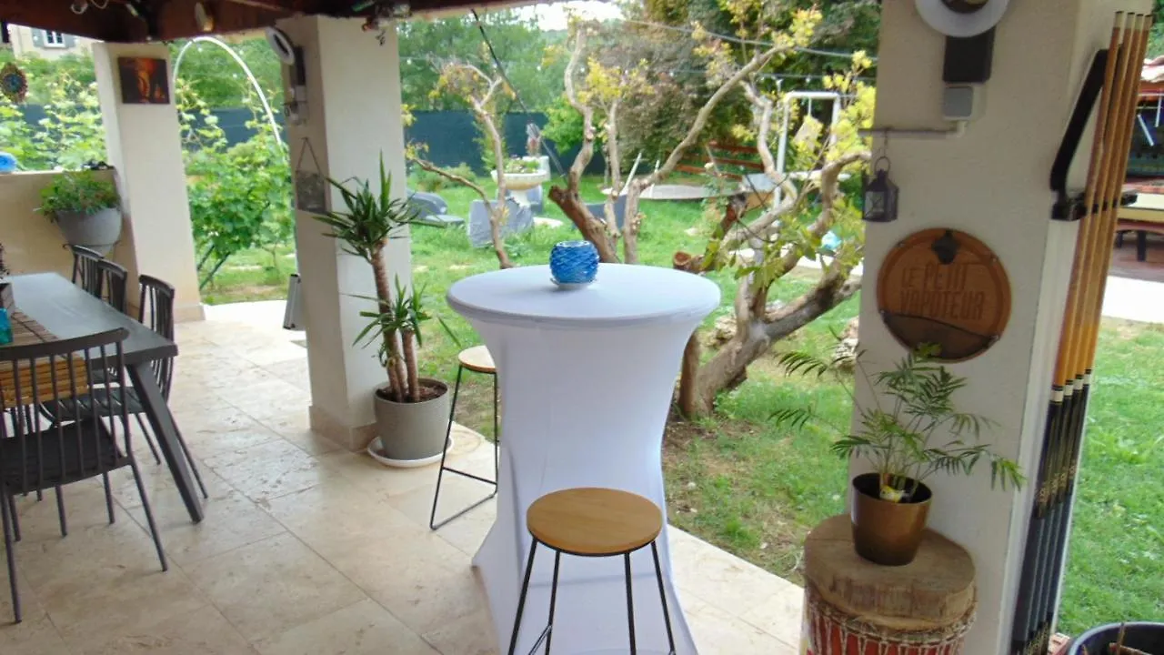 Gite Au Coeur De L'Eze Avec Jacuzzi La Tour-d'Aigues France